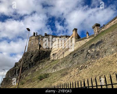 Edinburgh Castle von unten auf der Johnston Terrace. Edinburgh, Schottland, Vereinigtes Königreich. März 2024. Stockfoto