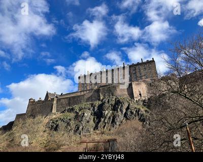 Edinburgh Castle von unten gesehen. Edinburgh, Schottland, Vereinigtes Königreich. März 2024. Stockfoto