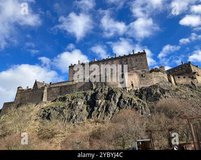 Edinburgh Castle von unten gesehen. Edinburgh, Schottland, Vereinigtes Königreich. März 2024. Stockfoto