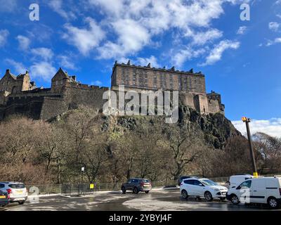 Edinburgh Castle von unten gesehen. Edinburgh, Schottland, Vereinigtes Königreich. März 2024. Stockfoto