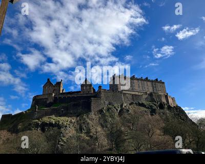 Edinburgh Castle von unten gesehen. Edinburgh, Schottland, Vereinigtes Königreich. März 2024. Stockfoto