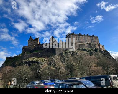 Edinburgh Castle von unten gesehen. Edinburgh, Schottland, Vereinigtes Königreich. März 2024. Stockfoto