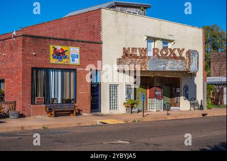 Das New Roxy, heute ein Veranstaltungsort für die Delta Blues, wurde in den 1940er Jahren als Kino gebaut, 363 Issaquene Ave, Clarksdale, Mississippi, USA. Stockfoto