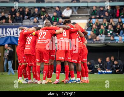 Göteborg, Schweden. Oktober 2024. Spieler im IFK Värnamo zusammen vor dem Start im Match gegen GAIS. Quelle: Per Ljung/Alamy Live News Stockfoto