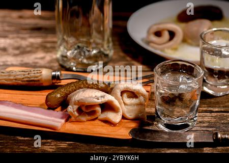 Wodka und Hering. Set kalter Snacks aus Fisch, Fleisch und Gemüse für Wodka Stockfoto