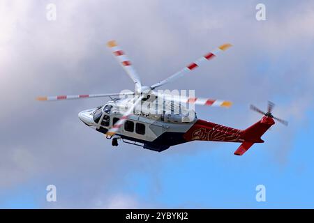 Der von QinetiQ betriebene AgustaWestland Leonardo AW139 Hubschrauber G-ETPP startet 2024 beim RAF Fairford Royal International Air Tattoo Stockfoto