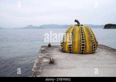 Yayoi Kusamas Kürbisskulptur auf der Insel Naoshima in Japan Stockfoto