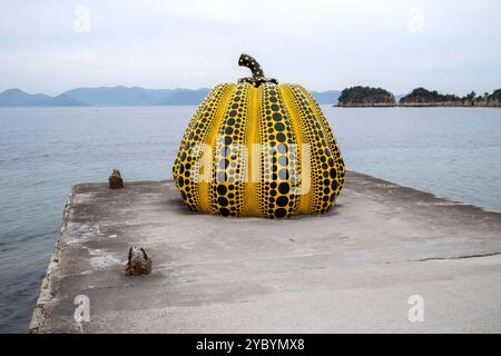 Yayoi Kusamas Kürbisskulptur auf der Insel Naoshima in Japan Stockfoto