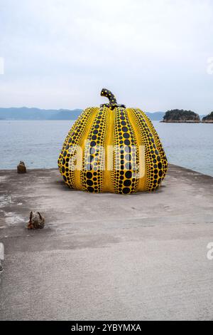 Yayoi Kusamas Kürbisskulptur auf der Insel Naoshima in Japan Stockfoto