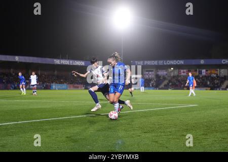 Chelsea’s Guro Reiten (rechts) und Tottenham Hotspurs Ashleigh Neville kämpfen um den Ball während des Spiels der Barclays Women's Super League in Kingsmeadow, London. Bilddatum: Sonntag, 20. Oktober 2024. Stockfoto