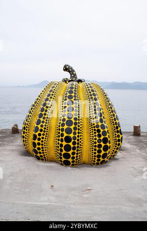 Yayoi Kusamas Kürbisskulptur auf der Insel Naoshima in Japan Stockfoto