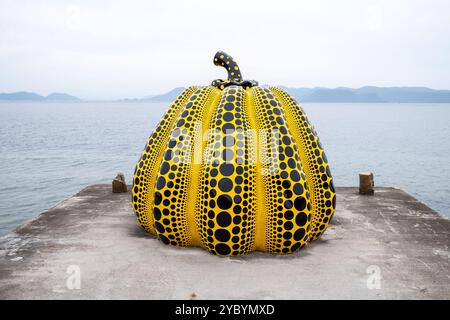 Yayoi Kusamas Kürbisskulptur auf der Insel Naoshima in Japan Stockfoto