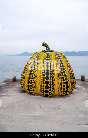 Yayoi Kusamas Kürbisskulptur auf der Insel Naoshima in Japan Stockfoto