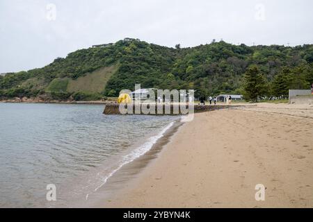 Yayoi Kusamas Kürbisskulptur auf der Insel Naoshima in Japan Stockfoto