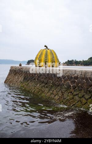 Yayoi Kusamas Kürbisskulptur auf der Insel Naoshima in Japan Stockfoto