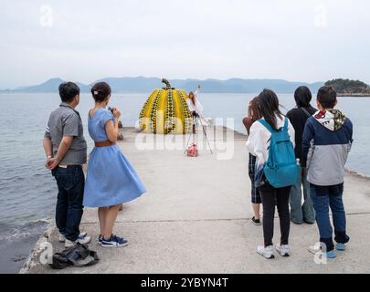 Yayoi Kusamas Kürbisskulptur auf der Insel Naoshima in Japan Stockfoto