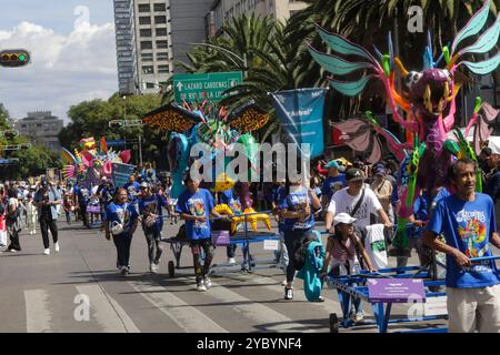 Nicht exklusiv: Personen, die an der traditionellen jährlichen Parade des „Monumental Alebrijes“ teilnehmen, präsentiert vom Museum of Popular Art, das von t Stockfoto