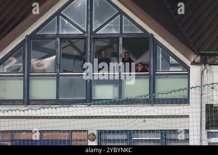 Gesperrter Marc Unterberger (SpVgg Unterhaching, Chef-Trainer) verfolgt das Spiel aus einem Fenster der Geschaeftsstelle, SpVgg Unterhaching vs. TSV 1860 München, Fussball, 3. Liga, 10. Spieltag, Saison 2024/2025, 20.10.2024, DFL-VORSCHRIFTEN VERBIETEN JEDE VERWENDUNG VON FOTOGRAFIEN ALS BILDSEQUENZEN, Foto: Eibner-Pressefoto/Jenni Maul Stockfoto