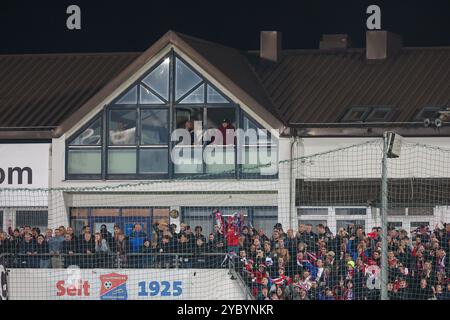 Gesperrter Marc Unterberger (SpVgg Unterhaching, Chef-Trainer) verfolgt das Spiel aus einem Fenster der Geschaeftsstelle, SpVgg Unterhaching vs. TSV 1860 München, Fussball, 3. Liga, 10. Spieltag, Saison 2024/2025, 20.10.2024, DFL-VORSCHRIFTEN VERBIETEN JEDE VERWENDUNG VON FOTOGRAFIEN ALS BILDSEQUENZEN, Foto: Eibner-Pressefoto/Jenni Maul Stockfoto