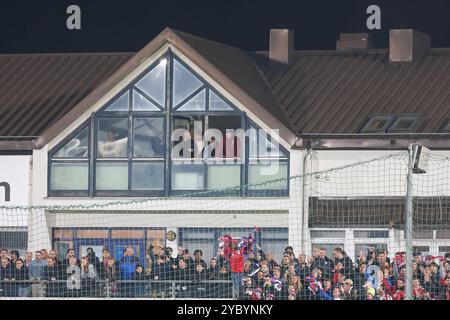 Gesperrter Marc Unterberger (SpVgg Unterhaching, Chef-Trainer) verfolgt das Spiel aus einem Fenster der Geschaeftsstelle, SpVgg Unterhaching vs. TSV 1860 München, Fussball, 3. Liga, 10. Spieltag, Saison 2024/2025, 20.10.2024, DFL-VORSCHRIFTEN VERBIETEN JEDE VERWENDUNG VON FOTOGRAFIEN ALS BILDSEQUENZEN, Foto: Eibner-Pressefoto/Jenni Maul Stockfoto