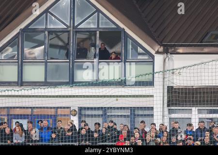 Gesperrter Marc Unterberger (SpVgg Unterhaching, Chef-Trainer) verfolgt das Spiel aus einem Fenster der Geschaeftsstelle, SpVgg Unterhaching vs. TSV 1860 München, Fussball, 3. Liga, 10. Spieltag, Saison 2024/2025, 20.10.2024, DFL-VORSCHRIFTEN VERBIETEN JEDE VERWENDUNG VON FOTOGRAFIEN ALS BILDSEQUENZEN, Foto: Eibner-Pressefoto/Jenni Maul Stockfoto