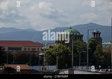 Kreuzung mit alten schönen Gebäuden der Theologischen Fakultät, der Heiligen Sonntagskathedrale und der mittelalterlichen Kirche St. Petka, Sofia, Bulgarien Stockfoto