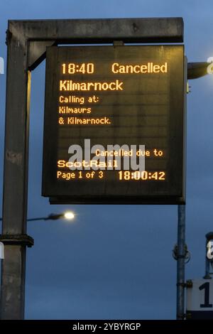 Kilmarnock, Großbritannien. Oktober 2024. UK. Hinweise, die Bahnpassagiere darauf hinweisen, dass Züge in East Ayrshire aufgrund eines Sturzes von Storm Ashley in Großbritannien gestrichen werden. Gutschrift R.. Gass/Alamy Live News Stockfoto