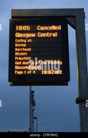 Kilmarnock, Großbritannien. Oktober 2024. UK. Hinweise, die Bahnpassagiere darauf hinweisen, dass Züge in East Ayrshire aufgrund eines Sturzes von Storm Ashley in Großbritannien gestrichen werden. Gutschrift R.. Gass/Alamy Live News Stockfoto