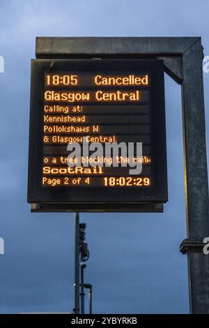 Kilmarnock, Großbritannien. Oktober 2024. UK. Hinweise, die Bahnpassagiere darauf hinweisen, dass Züge in East Ayrshire aufgrund eines Sturzes von Storm Ashley in Großbritannien gestrichen werden. Gutschrift R.. Gass/Alamy Live News Stockfoto