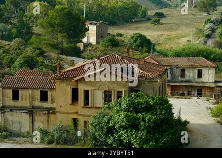 Ehemaliger Bahnhof des Bergwerks Monteponi, verlassenes Bergwerk von Monteponi, in Iglesias, Sulcis Iglesiense, Provinz Südsardinien, Italien Stockfoto