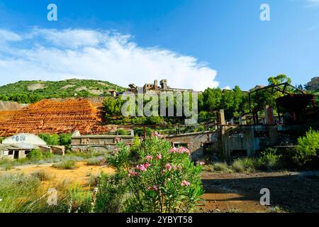 Ehemaliger Bahnhof des Bergwerks Monteponi, verlassenes Bergwerk von Monteponi, in Iglesias, Sulcis Iglesiense, Provinz Südsardinien, Italien Stockfoto