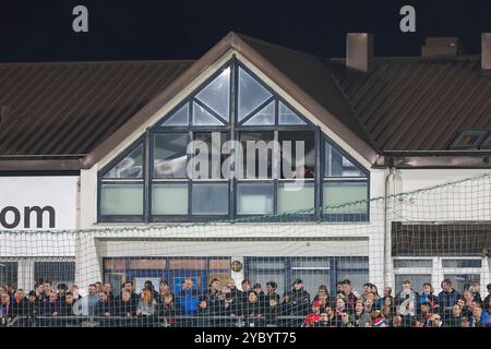 Unterhaching, Deutschland. Oktober 2024. Gesperrter Marc Unterberger (SpVgg Unterhaching, Chef-Trainer) verfolgt das Spiel aus einem Fenster der Geschaeftsstelle, SpVgg Unterhaching vs. TSV 1860 München, Fussball, 3. Liga, 10. Spieltag, Saison 2024/2025, 20.10.2024, DFL-VORSCHRIFTEN VERBIETEN DIE VERWENDUNG VON FOTOS ALS BILDSEQUENZEN, Foto: Eibner-Pressefoto/Jenni Maul Credit: dpa/Alamy Live News Stockfoto