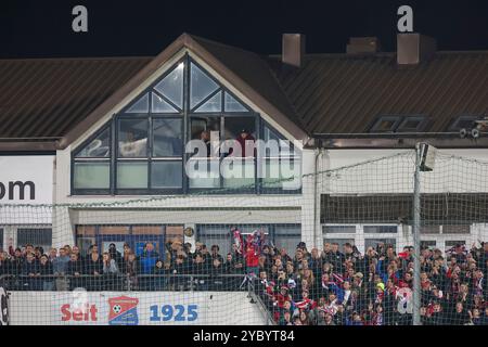 Unterhaching, Deutschland. Oktober 2024. Gesperrter Marc Unterberger (SpVgg Unterhaching, Chef-Trainer) verfolgt das Spiel aus einem Fenster der Geschaeftsstelle, SpVgg Unterhaching vs. TSV 1860 München, Fussball, 3. Liga, 10. Spieltag, Saison 2024/2025, 20.10.2024, DFL-VORSCHRIFTEN VERBIETEN DIE VERWENDUNG VON FOTOS ALS BILDSEQUENZEN, Foto: Eibner-Pressefoto/Jenni Maul Credit: dpa/Alamy Live News Stockfoto