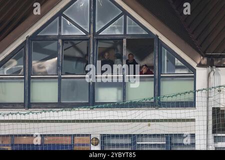 Unterhaching, Deutschland. Oktober 2024. Gesperrter Marc Unterberger (SpVgg Unterhaching, Chef-Trainer) verfolgt das Spiel aus einem Fenster der Geschaeftsstelle, SpVgg Unterhaching vs. TSV 1860 München, Fussball, 3. Liga, 10. Spieltag, Saison 2024/2025, 20.10.2024, DFL-VORSCHRIFTEN VERBIETEN DIE VERWENDUNG VON FOTOS ALS BILDSEQUENZEN, Foto: Eibner-Pressefoto/Jenni Maul Credit: dpa/Alamy Live News Stockfoto