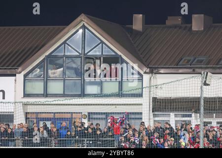 Unterhaching, Deutschland. Oktober 2024. Gesperrter Marc Unterberger (SpVgg Unterhaching, Chef-Trainer) verfolgt das Spiel aus einem Fenster der Geschaeftsstelle, SpVgg Unterhaching vs. TSV 1860 München, Fussball, 3. Liga, 10. Spieltag, Saison 2024/2025, 20.10.2024, DFL-VORSCHRIFTEN VERBIETEN DIE VERWENDUNG VON FOTOS ALS BILDSEQUENZEN, Foto: Eibner-Pressefoto/Jenni Maul Credit: dpa/Alamy Live News Stockfoto