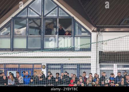 Unterhaching, Deutschland. Oktober 2024. Gesperrter Marc Unterberger (SpVgg Unterhaching, Chef-Trainer) verfolgt das Spiel aus einem Fenster der Geschaeftsstelle, SpVgg Unterhaching vs. TSV 1860 München, Fussball, 3. Liga, 10. Spieltag, Saison 2024/2025, 20.10.2024, DFL-VORSCHRIFTEN VERBIETEN DIE VERWENDUNG VON FOTOS ALS BILDSEQUENZEN, Foto: Eibner-Pressefoto/Jenni Maul Credit: dpa/Alamy Live News Stockfoto