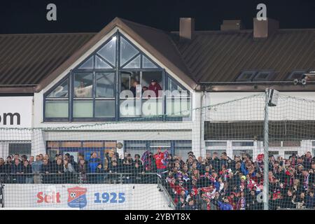 Unterhaching, Deutschland. Oktober 2024. Gesperrter Marc Unterberger (SpVgg Unterhaching, Chef-Trainer) verfolgt das Spiel aus einem Fenster der Geschaeftsstelle, SpVgg Unterhaching vs. TSV 1860 München, Fussball, 3. Liga, 10. Spieltag, Saison 2024/2025, 20.10.2024, DFL-VORSCHRIFTEN VERBIETEN DIE VERWENDUNG VON FOTOS ALS BILDSEQUENZEN, Foto: Eibner-Pressefoto/Jenni Maul Credit: dpa/Alamy Live News Stockfoto