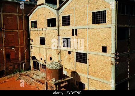 Ehemaliger Bahnhof des Bergwerks Monteponi, verlassenes Bergwerk von Monteponi, in Iglesias, Sulcis Iglesiense, Provinz Südsardinien, Italien Stockfoto