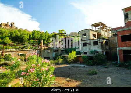 Ehemaliger Bahnhof des Bergwerks Monteponi, verlassenes Bergwerk von Monteponi, in Iglesias, Sulcis Iglesiense, Provinz Südsardinien, Italien Stockfoto