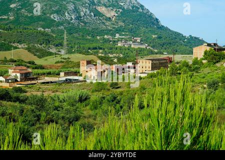 Ehemaliger Bahnhof des Bergwerks Monteponi, verlassenes Bergwerk von Monteponi, in Iglesias, Sulcis Iglesiense, Provinz Südsardinien, Italien Stockfoto