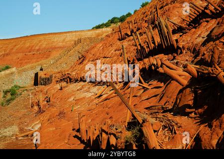 Das Lagergebiet Fanghi Rossi, verlassene Bergwerk von Monteponi, in Iglesias, Sulcis Iglesiense, Arbus, Provinz Südsardinien, Italien Stockfoto