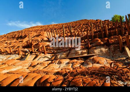 Das Lagergebiet Fanghi Rossi, verlassene Bergwerk von Monteponi, in Iglesias, Sulcis Iglesiense, Arbus, Provinz Südsardinien, Italien Stockfoto