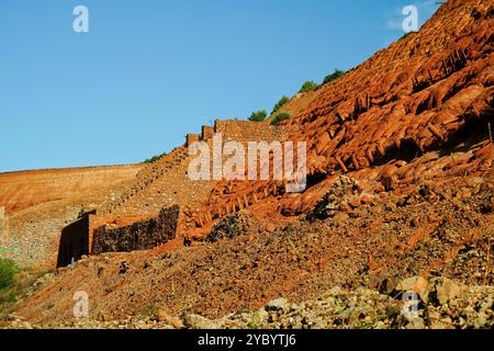 Das Lagergebiet Fanghi Rossi, verlassene Bergwerk von Monteponi, in Iglesias, Sulcis Iglesiense, Arbus, Provinz Südsardinien, Italien Stockfoto