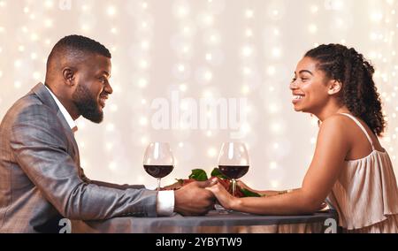 Romantisches Paar in der Liebe Datum in im Restaurant Stockfoto