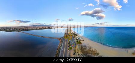 Panoramaaufnahme der Viale Lungomare del Golfo in Cagliari während der goldenen Stunde. Das Tyrrhenische Meer ist auf einer Seite sichtbar, Saline di Quartu San Stockfoto