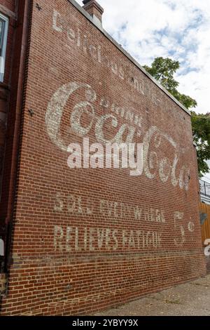 Washington DC - 19. September 2024: Altes Coca Cola-Wandgemälde auf einer roten Backsteinmauer Stockfoto