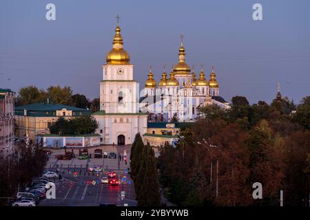 Kiew, Ukraine. Oktober 2024. St. Michaelis Kloster von der St. Sophia Kathedrale aus gesehen während der blauen Stunde. Quelle: Andreas Stroh/Alamy Live News Stockfoto