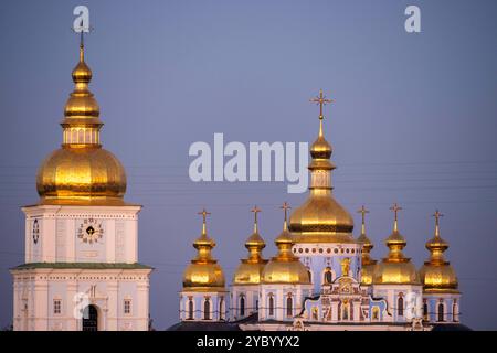 Kiew, Ukraine. Oktober 2024. St. Michaelis Kloster von der St. Sophia Kathedrale aus gesehen während der blauen Stunde. Quelle: Andreas Stroh/Alamy Live News Stockfoto