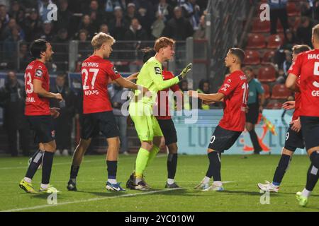 Spieler feiern Konstantin Heide (SpVgg Unterhaching, 01) nach einer Parade, mit Tim Hoops (SpVgg Unterhaching, 27) und Sebastian Maier (SpVgg Unterhaching, 10) und Markus Schwabl (SpVgg Unterhaching, 23), SpVgg Unterhaching vs. TSV 1860 München, Fussball, 3. Liga, 10. Spieltag, Saison 2024/2025, 20.10.2024, DFL-VORSCHRIFTEN VERBIETEN JEDE VERWENDUNG VON FOTOGRAFIEN ALS BILDSEQUENZEN, Foto: Eibner-Pressefoto/Jenni Maul Stockfoto