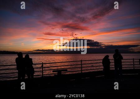 Seattle, USA. September 2023. Sonnenuntergang am Pier 56 entlang des Ufers. Stockfoto